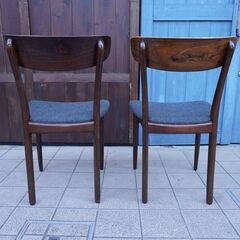 英国アンティーク、北欧ヴィンテージを取り扱うLLOYD\'S ANTIQUES(ロイズアンティークス)のローズウッド材 ダイニングチェアー2脚セット。シンプルなデザインのアームレスチェア。デンマークCA339
