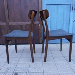 英国アンティーク、北欧ヴィンテージを取り扱うLLOYD\'S ANTIQUES(ロイズアンティークス)のローズウッド材 ダイニングチェアー2脚セット。シンプルなデザインのアームレスチェア。デンマークCA339