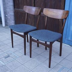 英国アンティーク、北欧ヴィンテージを取り扱うLLOYD\'S ANTIQUES(ロイズアンティークス)のローズウッド材 ダイニングチェアー2脚セット。シンプルなデザインのアームレスチェア。デンマークCA339