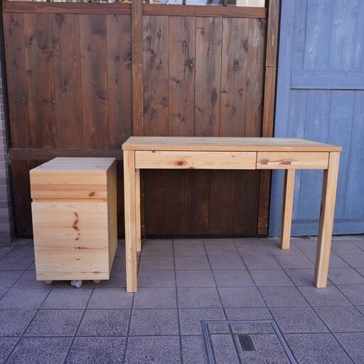 無印良品(MUJI)のパイン材シリーズのパーソナルデスク＆キャビネットです！ナチュラルな質感が優しい雰囲気になり、コンパクトなサイズは事務机やお子様の学習机に最適です♪在宅ワークにCA348