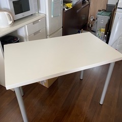 IKEAの白いテーブル