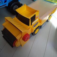 黄色い車のおもちゃ