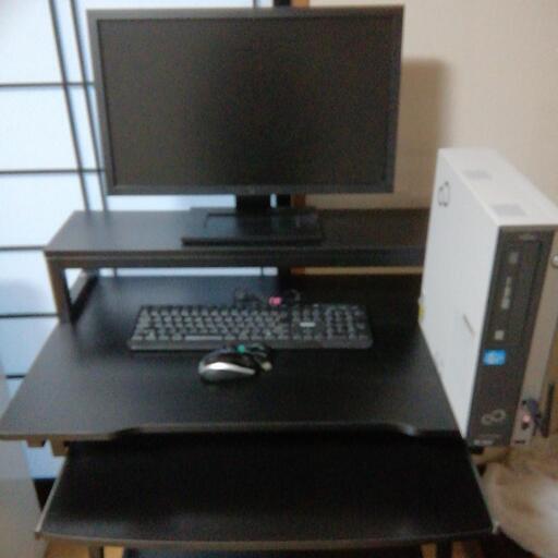 デスクトップPCとPCデスク
