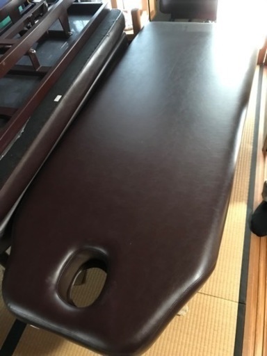 中古マッサージ台　値段交渉可　手動昇降機付き　訳あり