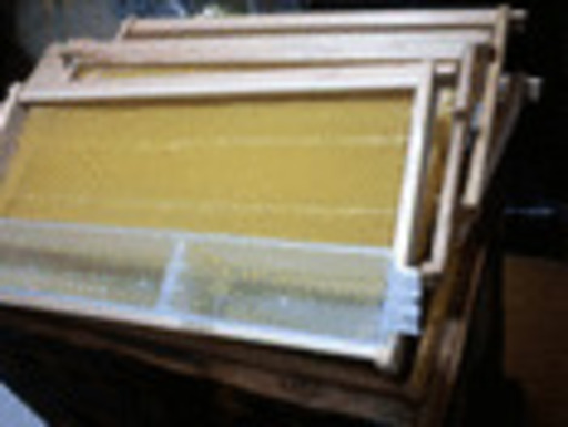 (no2）　送料無料・業務用西洋蜜蜂巣箱（巣枠4・巣楚4.）が付いています