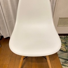 シンプルな椅子(ホワイト)