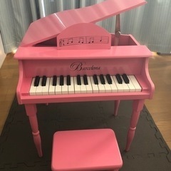 ピンクのグランドピアノ