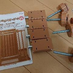 【中古】木製のびのびベビーゲートw - 子供用品
