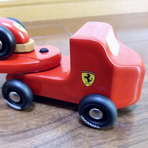 〓 FERRARI GOODS 〓    WROOOOOM FERRARI/フェラーリ 木製 車載ミニカー F1マシントランスポーター