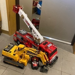 大きい消防車とショベルカーの玩具