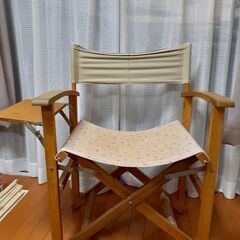 アウトドア用の椅子です。右側に折り畳みテーブル