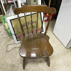 木製の椅子一脚