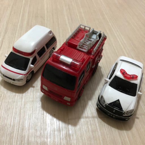 車のセット パトカー 救急車 消防車 おけいはん 大阪の家電の中古あげます 譲ります ジモティーで不用品の処分