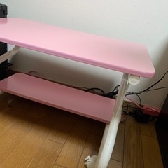 ピンクのパソコン台