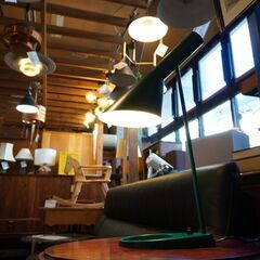 北欧デンマークのブランドlouis poulsen(ルイスポールセン)のArne Jacobsen(アルネ・ヤコブセン)デザイン AJ テーブルランプ/ダークグリーン。北欧モダンなデスクライト♪CA404