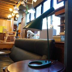 北欧デンマークのブランドlouis poulsen(ルイスポールセン)のArne Jacobsen(アルネ・ヤコブセン)デザイン AJ テーブルランプ/ダークグリーン。北欧モダンなデスクライト♪CA404