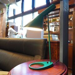 北欧デンマークのブランドlouis poulsen(ルイスポールセン)のArne Jacobsen(アルネ・ヤコブセン)デザイン AJ テーブルランプ/ダークグリーン。北欧モダンなデスクライト♪CA404