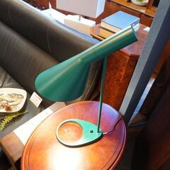 北欧デンマークのブランドlouis poulsen(ルイスポールセン)のArne Jacobsen(アルネ・ヤコブセン)デザイン AJ テーブルランプ/ダークグリーン。北欧モダンなデスクライト♪CA404