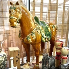 陶製の大きな馬の置物