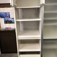 白いキッチンキャビネット