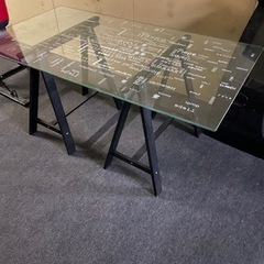 お洒落なガラステーブル　テーブル　ダイニングテーブル