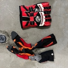 スキーの手袋とスキー用の靴下、ワックス、コルク