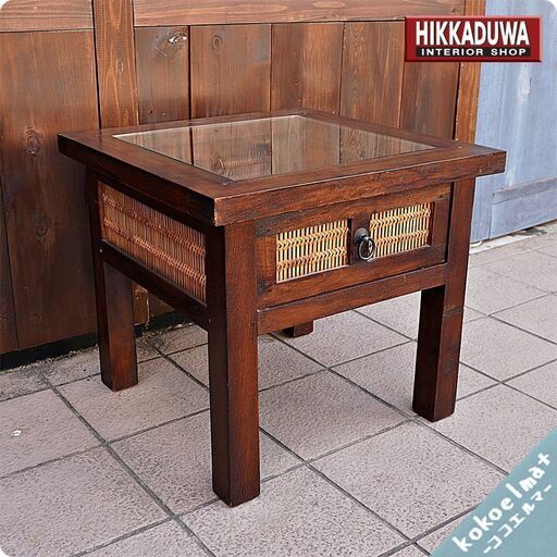 西麻布にあるアジアン家具の専門店HIKKADUWA(ヒッカドゥワ)のチーク無垢材を使用したサイドテーブル。ガラストップとラタンがアクセントになるモダンな引出し付ナイトテーブルです。オリエンタル①CA430