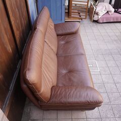 人気のkarimoku(カリモク家具)より本革を使用したZT8303 3人掛けソファーです！ハイバックタイプのゆったりとしたシートの3Pソファ。モダンなデザインのレザートリプルソファーです♪CA434