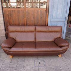 人気のkarimoku(カリモク家具)より本革を使用したZT8303 3人掛けソファーです！ハイバックタイプのゆったりとしたシートの3Pソファ。モダンなデザインのレザートリプルソファーです♪CA434