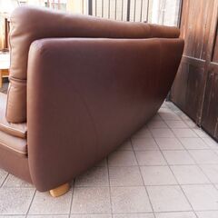 人気のkarimoku(カリモク家具)より本革を使用したZT8303 3人掛けソファーです！ハイバックタイプのゆったりとしたシートの3Pソファ。モダンなデザインのレザートリプルソファーです♪CA434