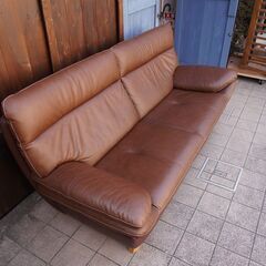 人気のkarimoku(カリモク家具)より本革を使用したZT8303 3人掛けソファーです！ハイバックタイプのゆったりとしたシートの3Pソファ。モダンなデザインのレザートリプルソファーです♪CA434