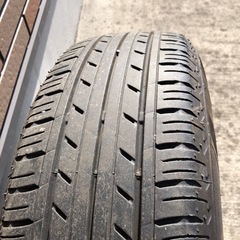 ホンダ　フィットシャトル　純正スチールホイールキャップ付きタイヤ