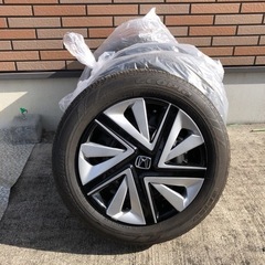 ホンダ　フィットシャトル　純正スチールホイールキャップ付きタイヤ