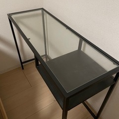 IKEA ガラステーブル　鉄製　堅牢　スタイリッシュ