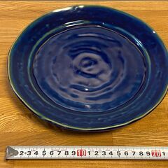 上品な藍色の大皿