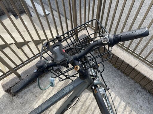 ノーパンク自転車 カゴ付きクロスバイク(マットガンメタル/外装6段変速