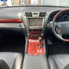 LS入荷しました。社外ホイール等も付いていてカッコいい車体です♪