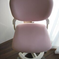 オカムラ　学童椅子　ピンク