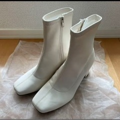 【新品未使用美品】白ミドルショートブーツ
