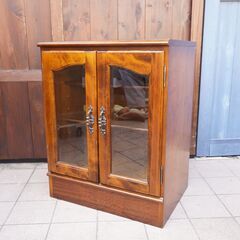 Karimoku(カリモク家具)の人気シリーズCOLONIAL(コロニアル)のキャビネット/ガラス扉・コーナーボードです。アメリカンカントリースタイルのクラシカルなサイドボードはお部屋を上品な空間に♪CA516
