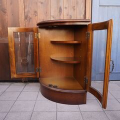 Karimoku(カリモク家具)の人気シリーズCOLONIAL(コロニアル)のキャビネット/ガラス扉・コーナーボードです。アメリカンカントリースタイルのクラシカルなサイドボードはお部屋を上品な空間に♪CA516