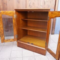 Karimoku(カリモク家具)の人気シリーズCOLONIAL(コロニアル)のキャビネット/ガラス扉・コーナーボードです。アメリカンカントリースタイルのクラシカルなサイドボードはお部屋を上品な空間に♪CA516