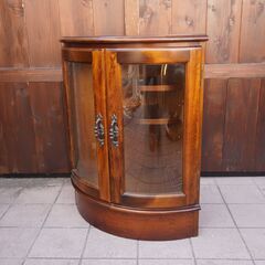 Karimoku(カリモク家具)の人気シリーズCOLONIAL(コロニアル)のキャビネット/ガラス扉・コーナーボードです。アメリカンカントリースタイルのクラシカルなサイドボードはお部屋を上品な空間に♪CA516