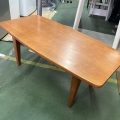 ● シンプルな木製のセンターテーブル
