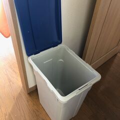 ゴミ箱（青い）