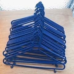 青いプラスチックのハンガー、30本