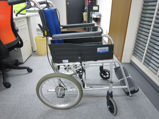 中古】 車イス （青） MIKI製 介助式 ノーパンクタイヤ
