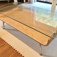 ナチュラルなセンターテーブル、ウッドテーブル、ガラステーブル
