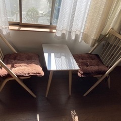 椅子と小さなテーブルのセット