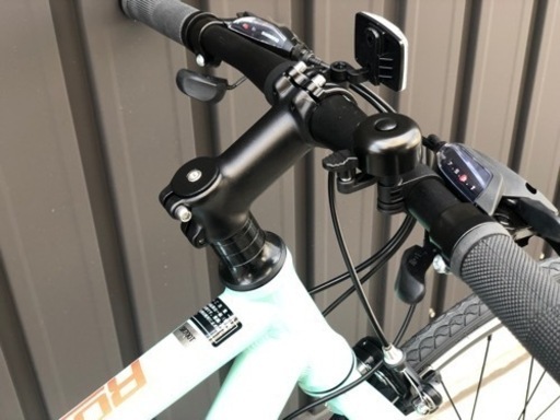 売切◇新車☆アルミフレーム シマノ21段 クロスバイク ROOTS 限定